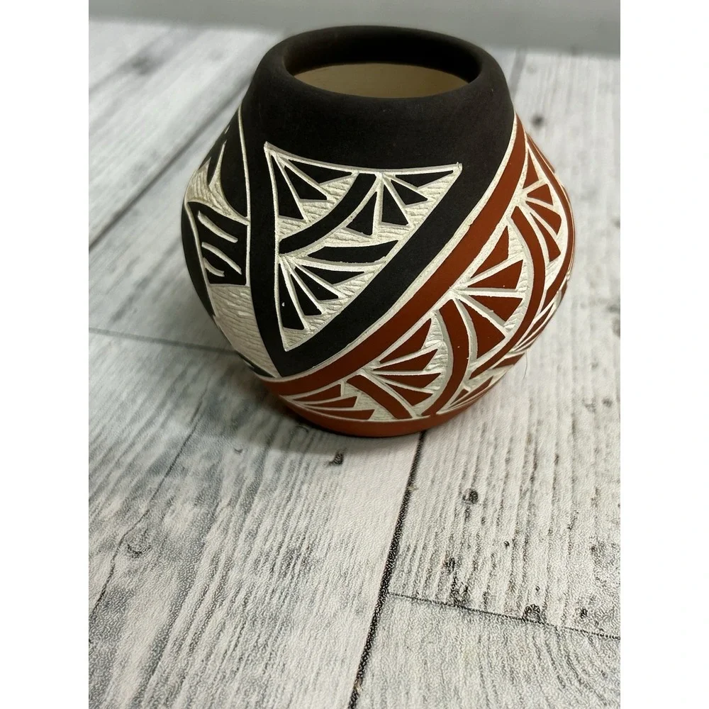 DM Pasquale Laguna Acoma Signed Pottery‎ Vase Bear. New Mexico 3.5